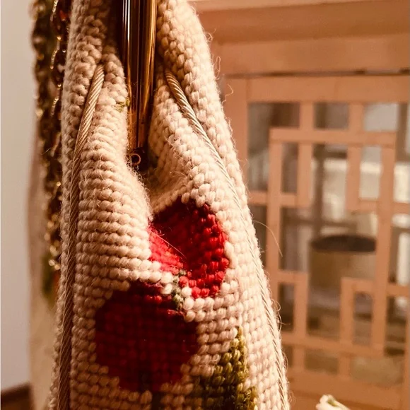 Embroidered Floral Chain Strap Bag - Picture 6 of 8